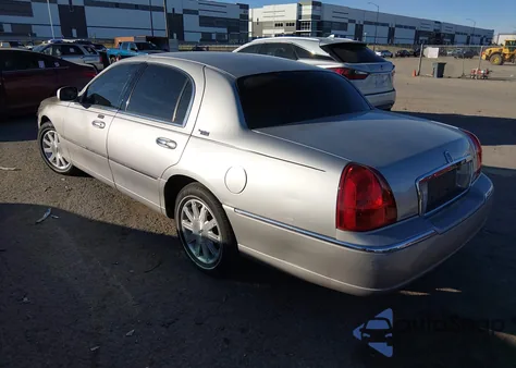 2011 Lincoln Town Car Signature Limited from USA, damaged, VIN 2LNBL8CV0BX750536